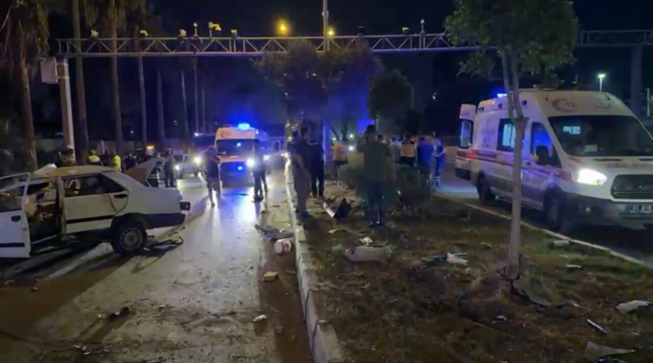 Hatay’da yaşanan trafik kazasında Tofaş otomobil, elektrik direğine çarparak hurdaya