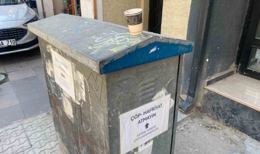 Eskişehir Esen Sokak’ta bulunan bir esnafın elektrik panosuna astığı ‘çöp