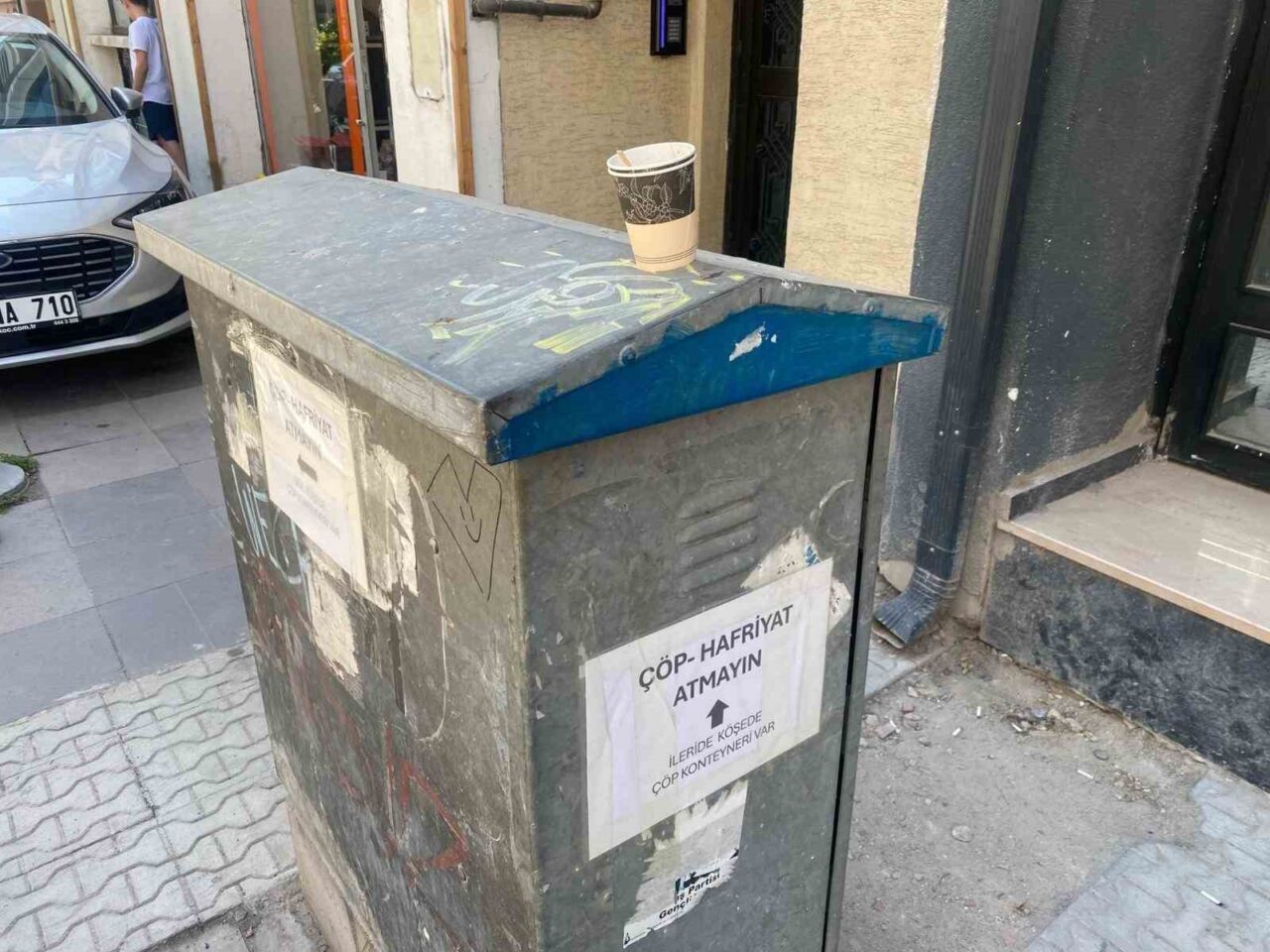 Eskişehir Esen Sokak’ta bulunan bir esnafın elektrik panosuna astığı ‘çöp