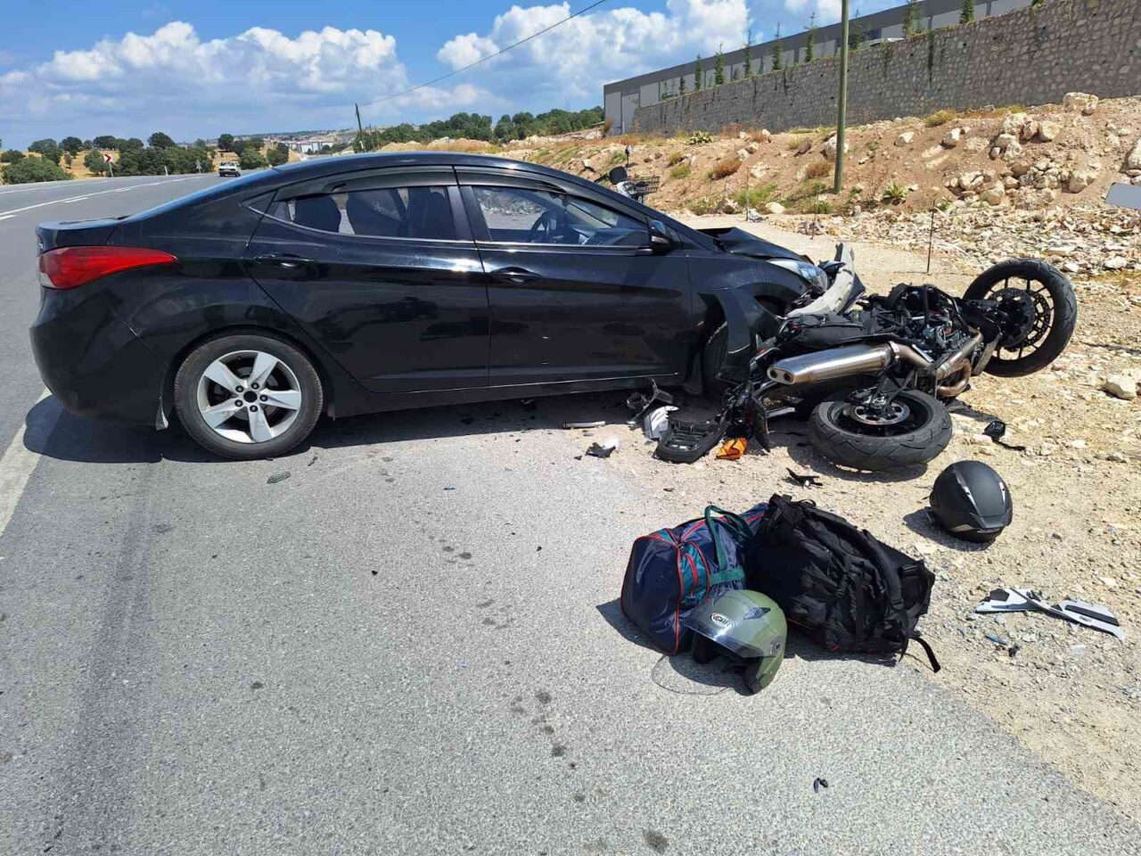 Kütahya’nın Emet ilçesinde otomobil ile motosikletin çarpışması sonucu meydana gelen