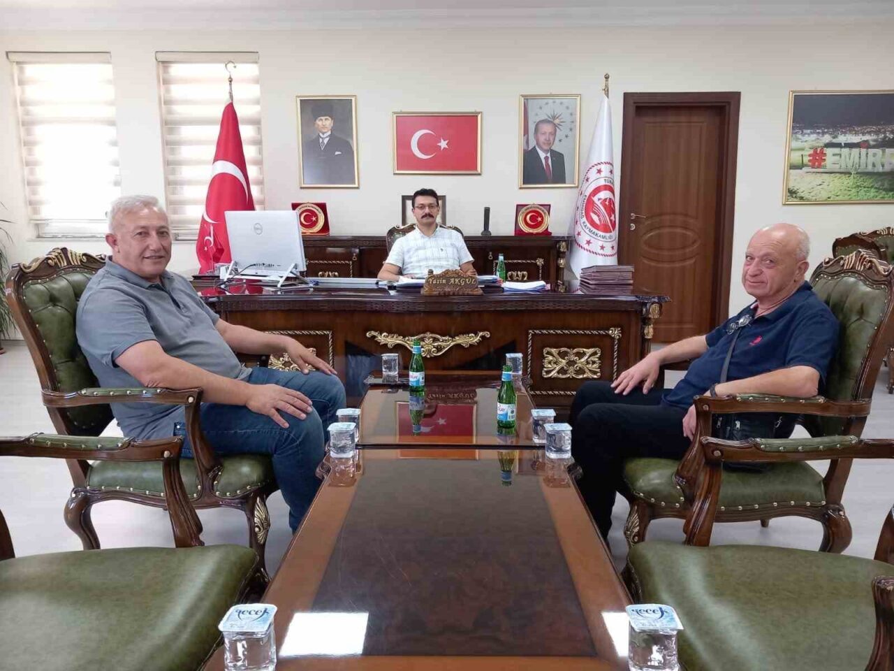 Afyonkarahisar’ın Emirdağ ilçesinde başıboş köpekler kaymakamlık ve belediyenin yaptığı ortak