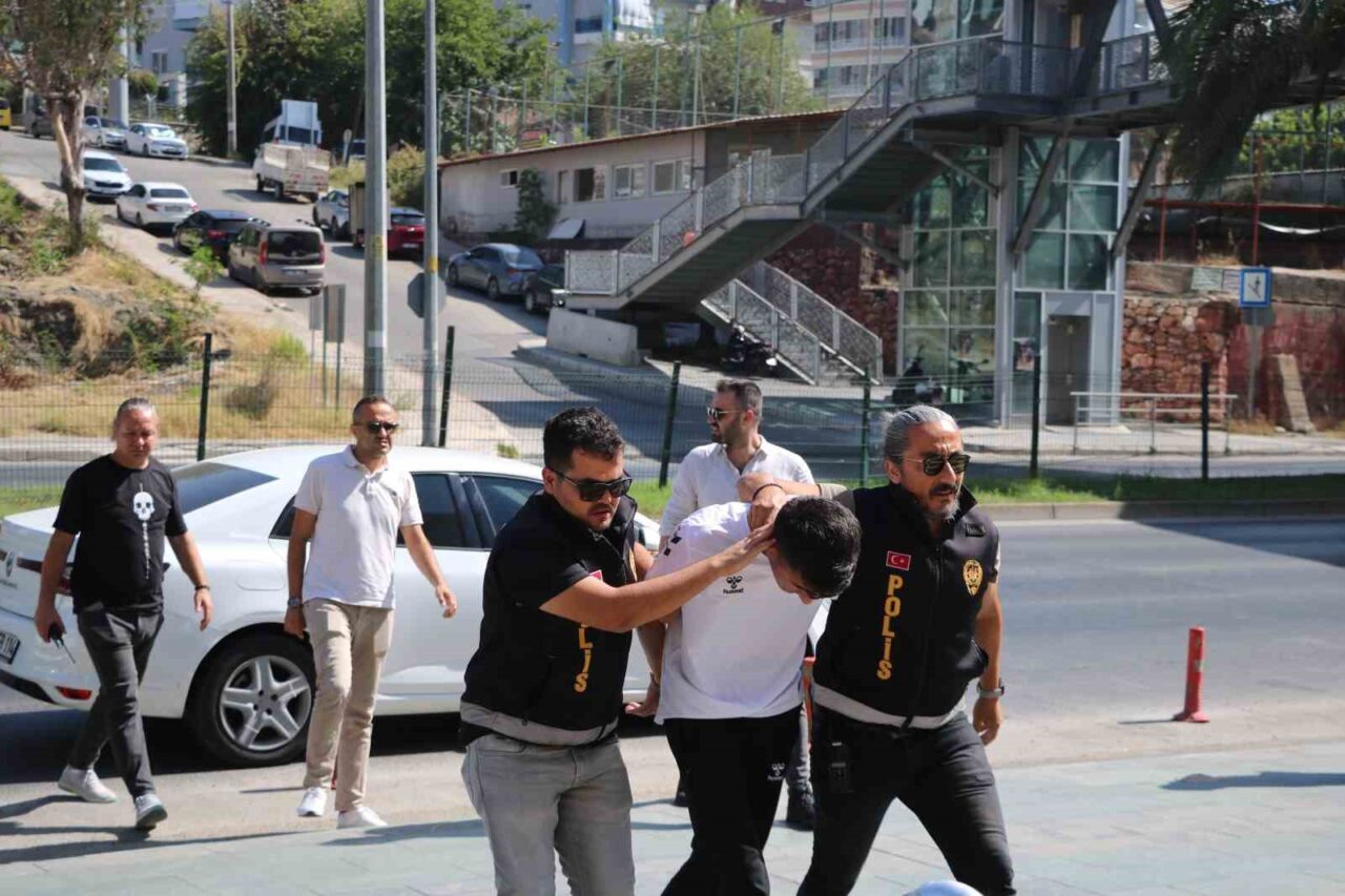 Antalya’nın Alanya ilçesinde, ev arkadaşını öldüren katil zanlı tutuklanarak cezaevine