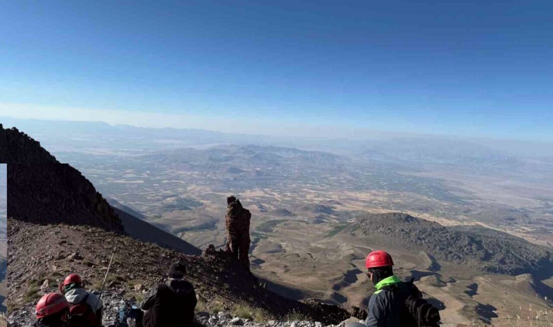 3 bin 917 rakımlı Erciyes Dağı’nın zirvesine çıkan doğaseverler manzaranın