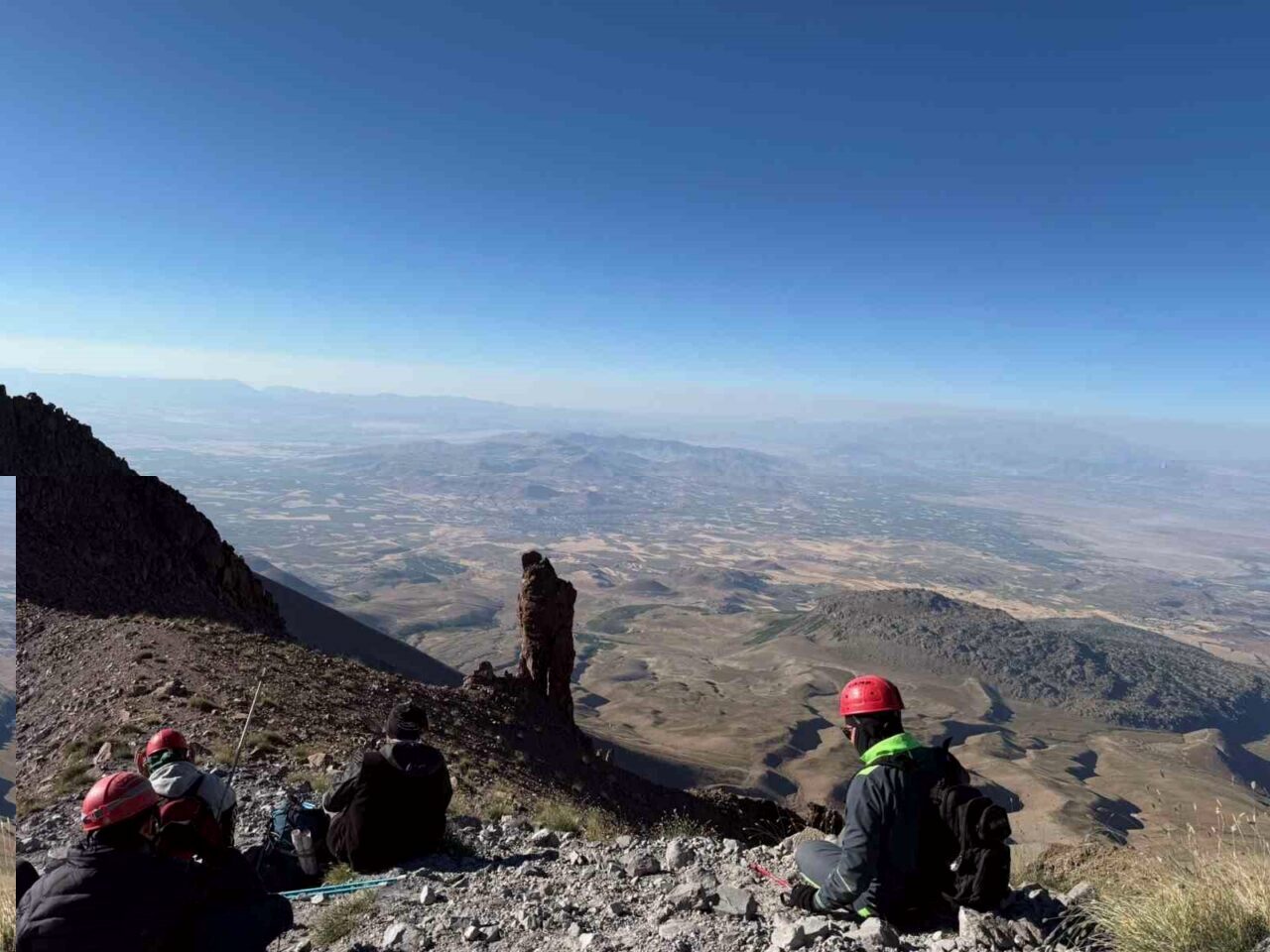 3 bin 917 rakımlı Erciyes Dağı’nın zirvesine çıkan doğaseverler manzaranın
