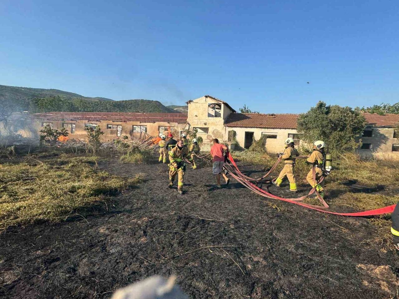 Balıkesir’in Erdek ilçesi Gedeve mevkiinde, şiddetli rüzgarın etkisiyle kopan elektrik