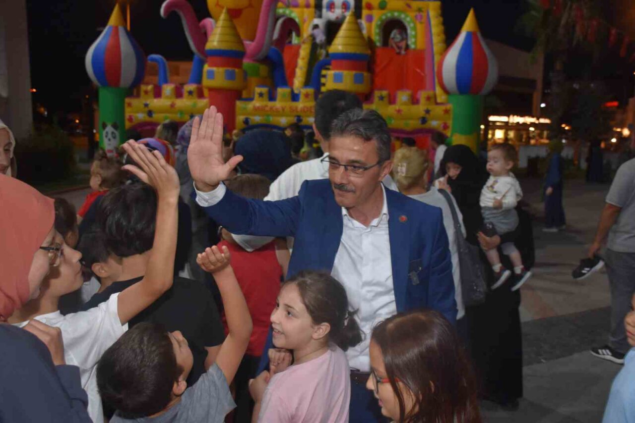 Erenler Belediyesi ‘Mahallemde Şenlik Var’ etkinliği belediye hizmet binası bahçesinde