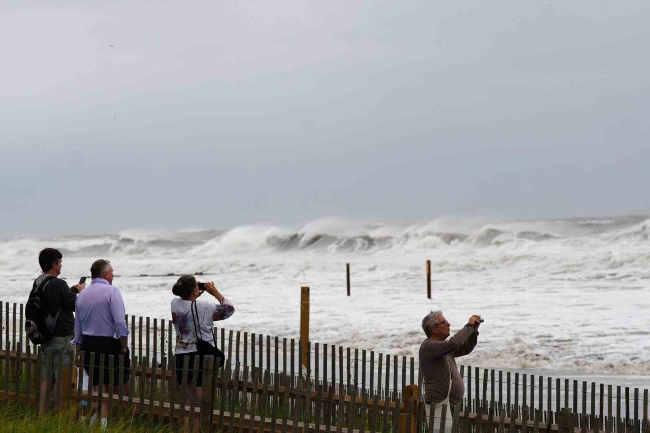 Atlantik üzerinden ilerleyen Erin Kasırgası, Kuzey Carolina’dan New York’a kadar