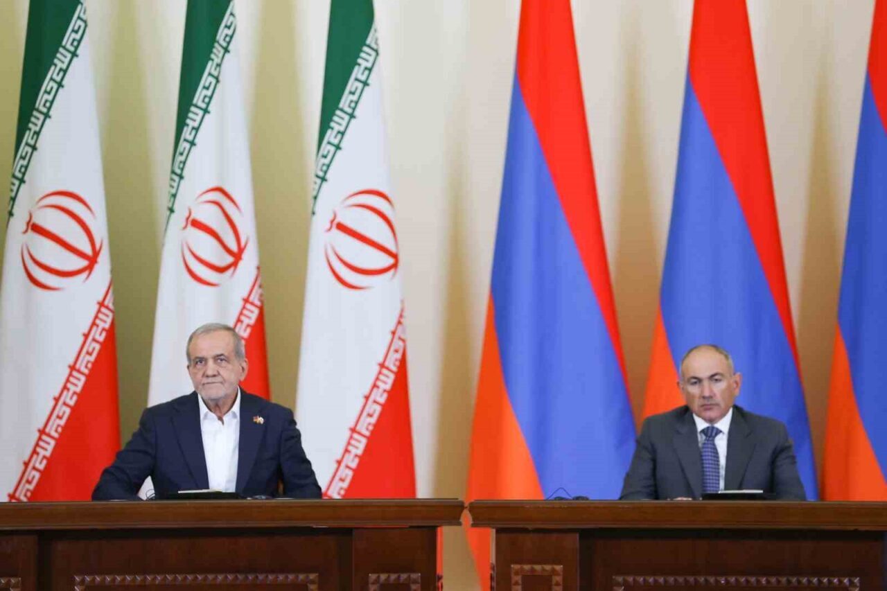 Ermenistan Başbakanı Nikol Paşinyan ile İran Cumhurbaşkanı Mesud Pezeşkiyan bir