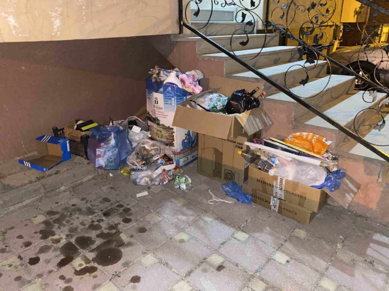 Eskişehir’de Tepebaşı ilçesine bağlı Ertuğrulgazi mahallesinde yaşadıkları temizlik ve yol