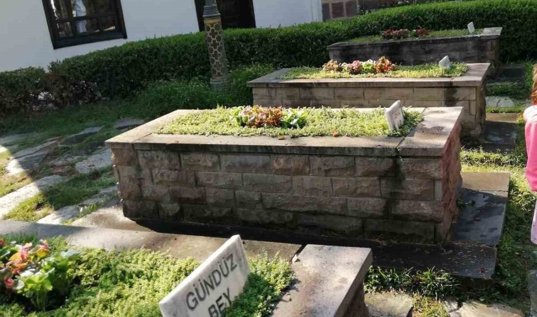 Eskişehir’de Yaşayan Bilecikliler Derneği üyeleri, Bilecik’in Söğüt ilçesindeki Ertuğrulgazi Türbesi