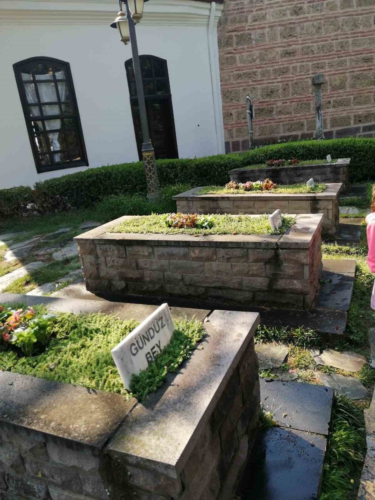 Eskişehir’de Yaşayan Bilecikliler Derneği üyeleri, Bilecik’in Söğüt ilçesindeki Ertuğrulgazi Türbesi