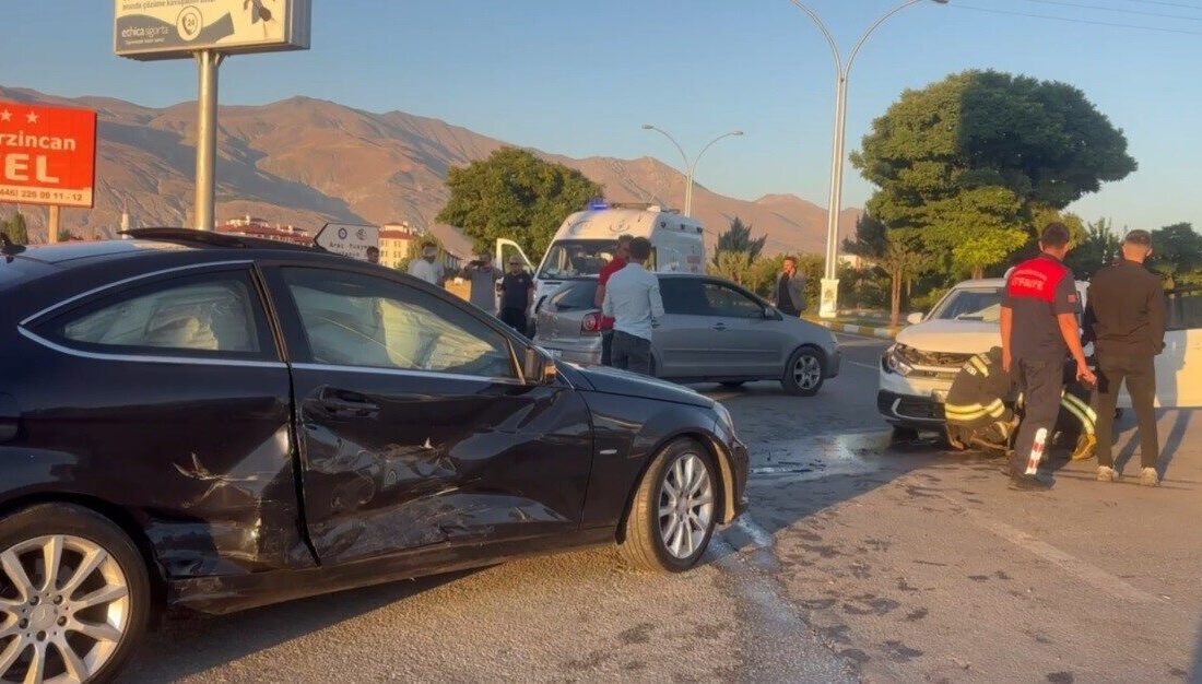 Erzincan’da 2 otomobilin çarpışması sonucu meydana gelen trafik kazasında 2