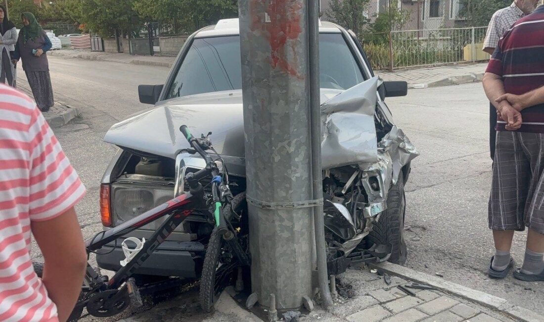 Erzincan’da iki otomobilin çarpışması sonucu meydana gelen trafik kazasında yoldan