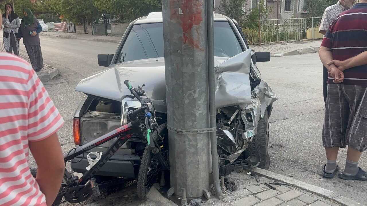 Erzincan’da iki otomobilin çarpışması sonucu meydana gelen trafik kazasında yoldan