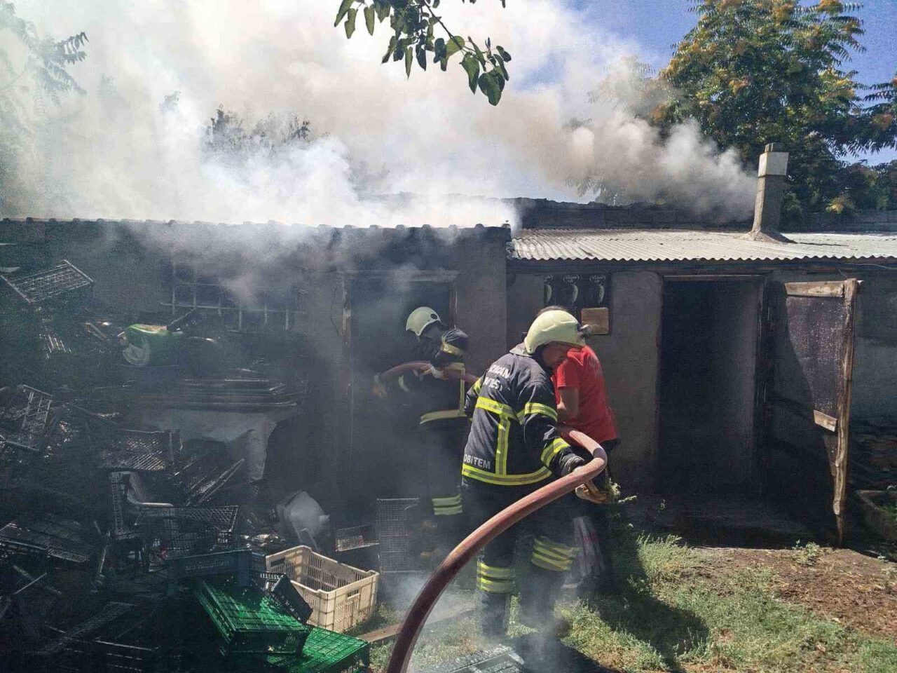 Erzincan’da odunlukta çıkan yangın itfaiye ekiplerinin müdahalesiyle büyümden söndürüldü. İzzetpaşa