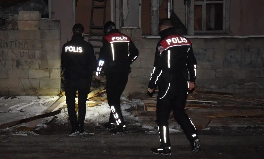 Erzincan’da kovalamaca sonucu yakalanan şüphelinin üzerinden 15 gram esrar ele