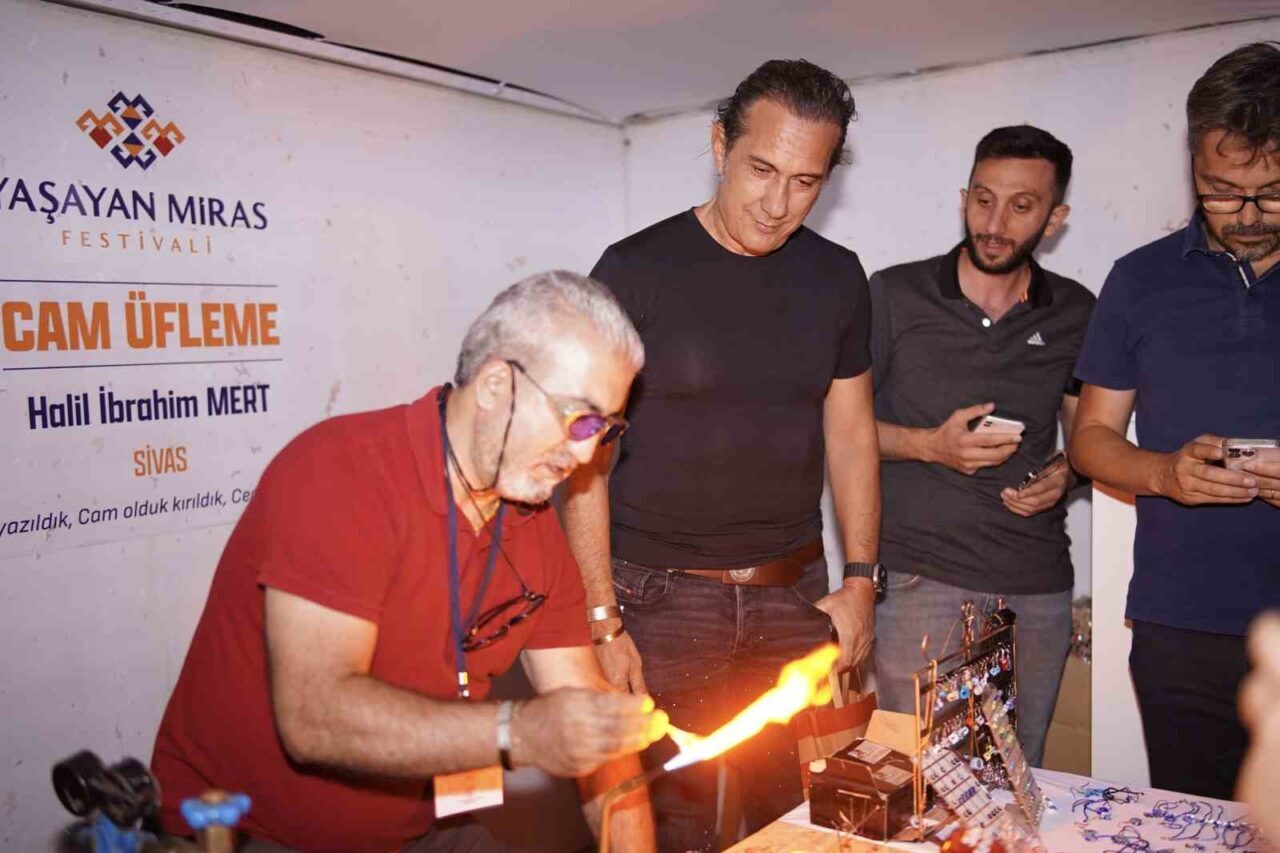 Erzincan’da konser veren Anadolu rock müziğinin sevilen sesi Kıraç, konser