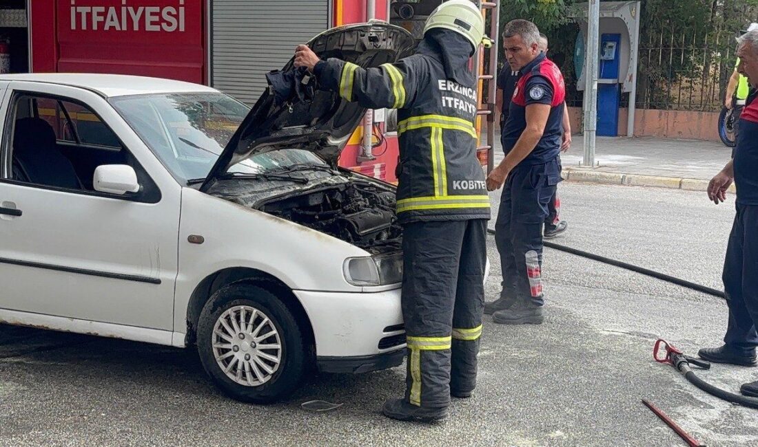 Erzincan’da seyir halindeyken ön kısmından alev alan otomobil itfaiye ekiplerince
