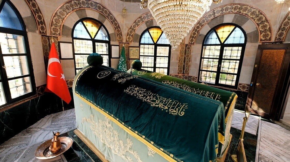 Erzincan’ın manevi mekânlarından Terzibaba türbesi ve mezarlığı drone ile havadan