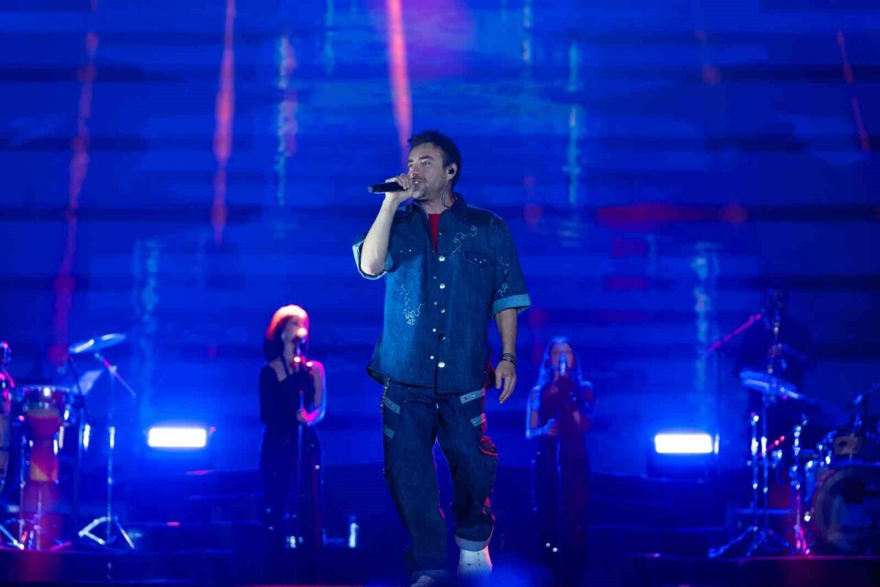 Erzurum Kültür Yolu Festivali etkinlikleri kapsamında sahne alan Murat Dalkılıç,