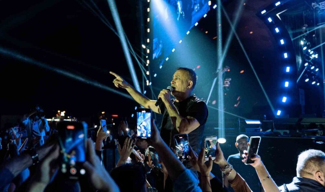 Sevilen şarkıcı Haluk Levent, Erzurum Kültür Yolu Festivali kapsamında verdiği