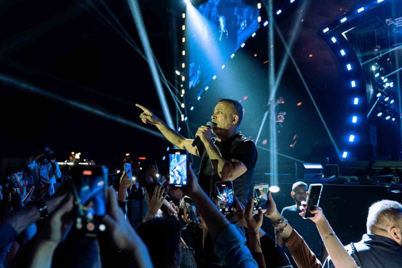 Sevilen şarkıcı Haluk Levent, Erzurum Kültür Yolu Festivali kapsamında verdiği