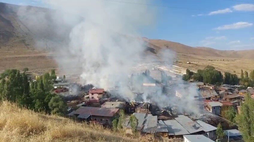 Erzurum’un Yakutiye ilçesine bağlı Kırmızıtaş köyünde çıkan yangında 15 ev