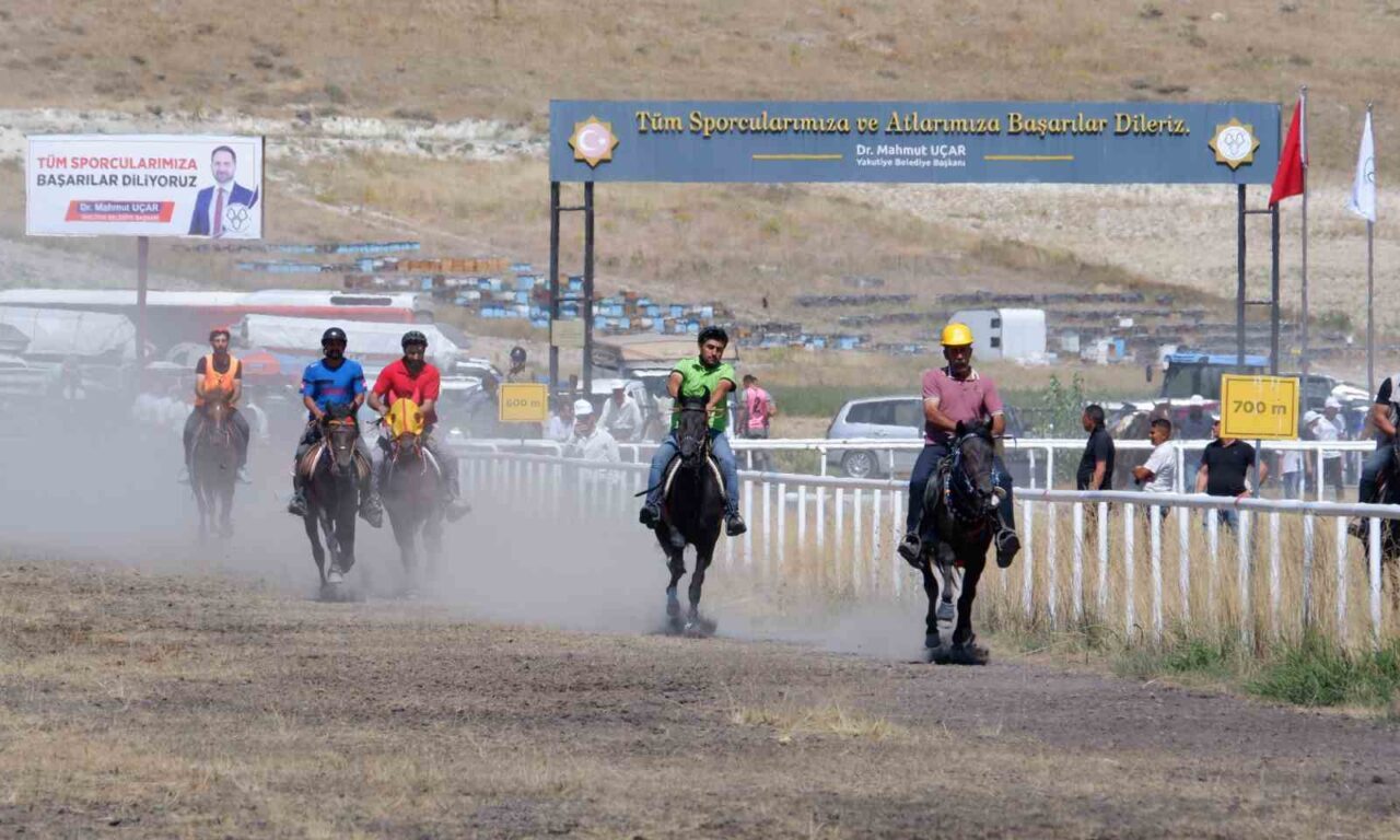 Erzurum’da düzenlenen Geleneksel Rahvan At Yarışları’na Türkiye’nin dört bir yanından