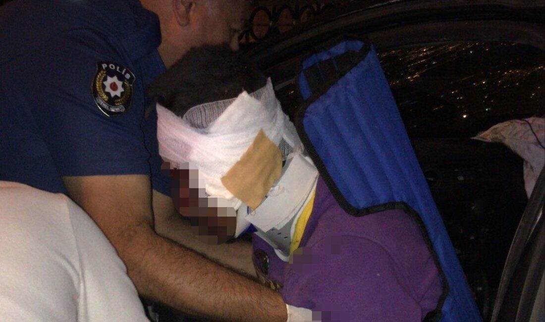 Erzurum’da iki aracın karıştığı trafik kazasında, itfaiye ekipleri sıkışan sürücüyü