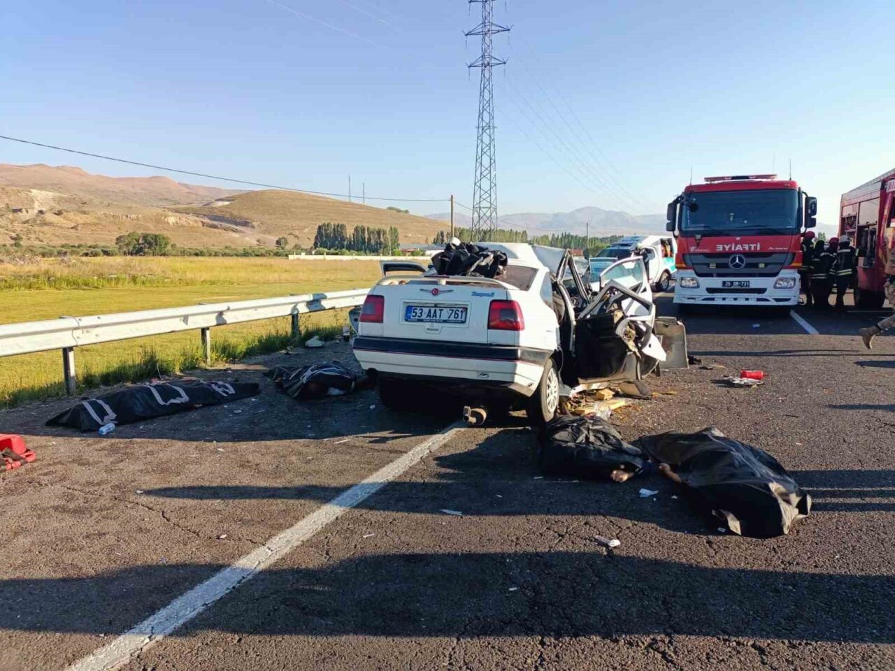 Erzurum’da iki otomobilin çarpışması sonucu hayatını kaybedenlerin kimlikleri belli oldu.