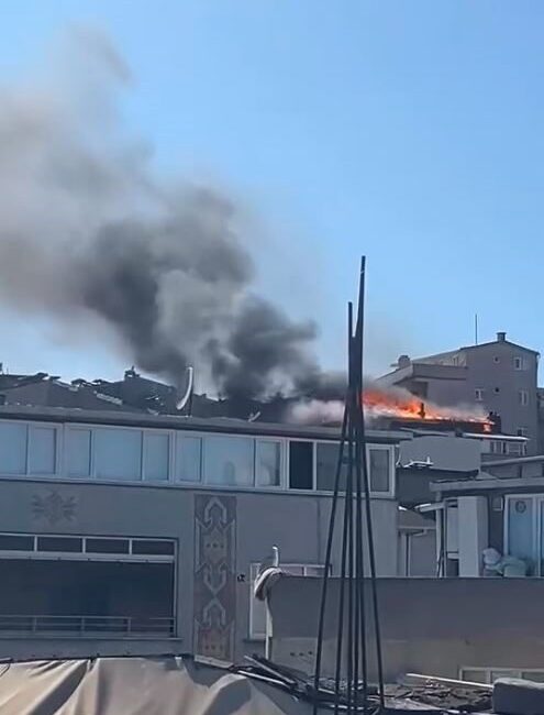 Esenler’de 5 katlı binanın çatı katında yangın çıktı. Alevlere teslim