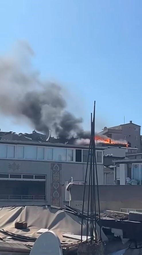 Esenler’de 5 katlı binanın çatı katında yangın çıktı. Alevlere teslim