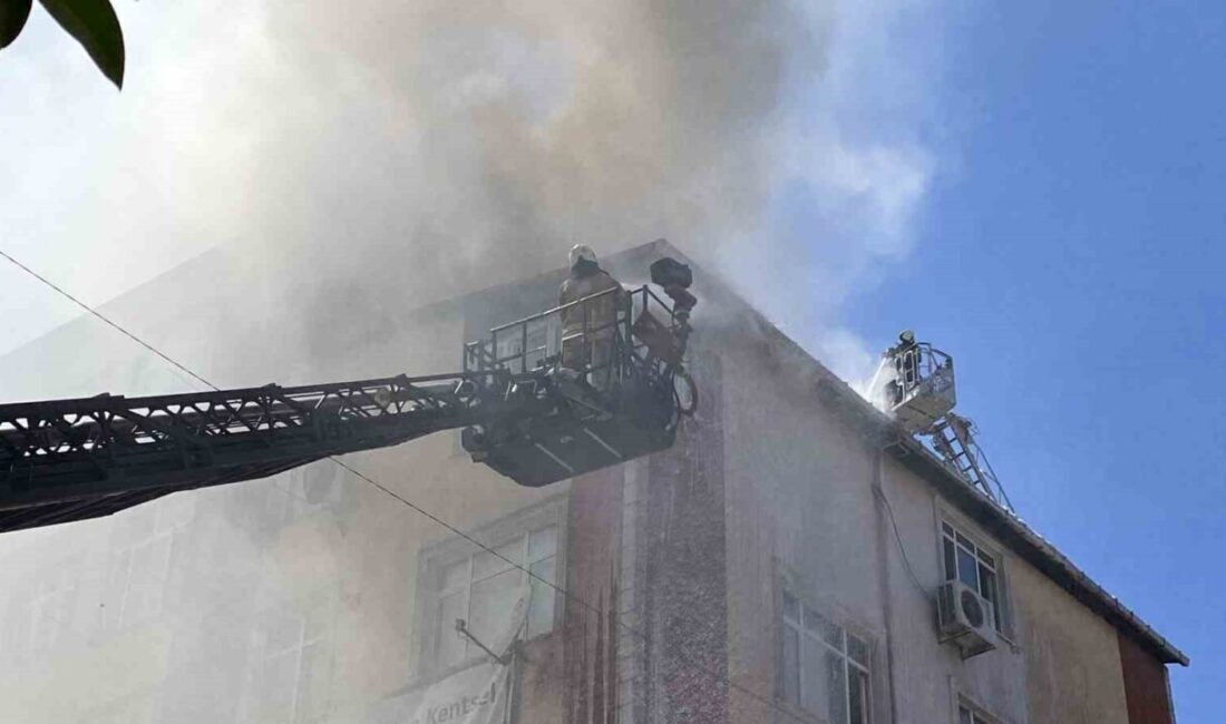 İstanbul’un Esenler ilçesinde 5 katlı bir apartmanın çatısında çıkan yangın