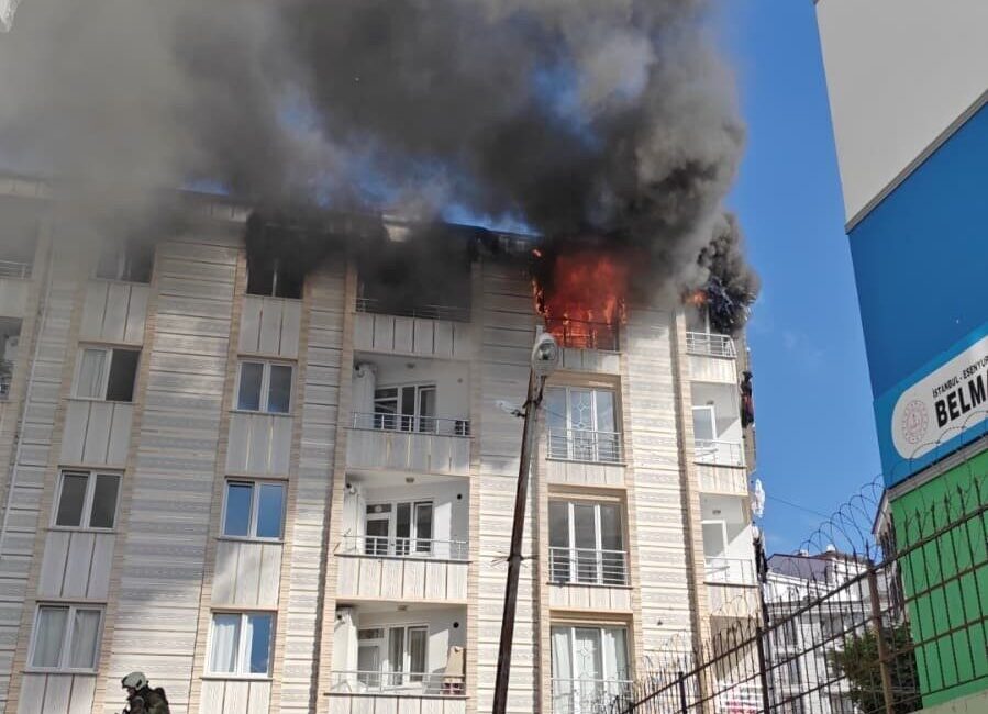 Esenyurt’ta 4 katlı binanın son katında yangın çıktı. Kısa sürede