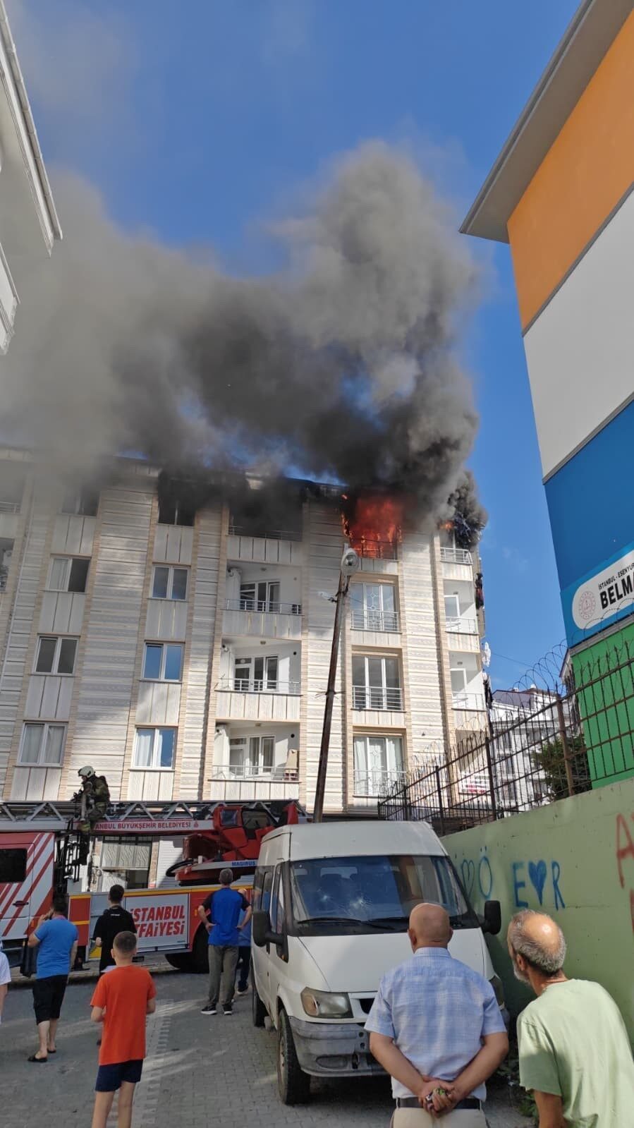Esenyurt’ta 4 katlı binanın son katında yangın çıktı. Kısa sürede