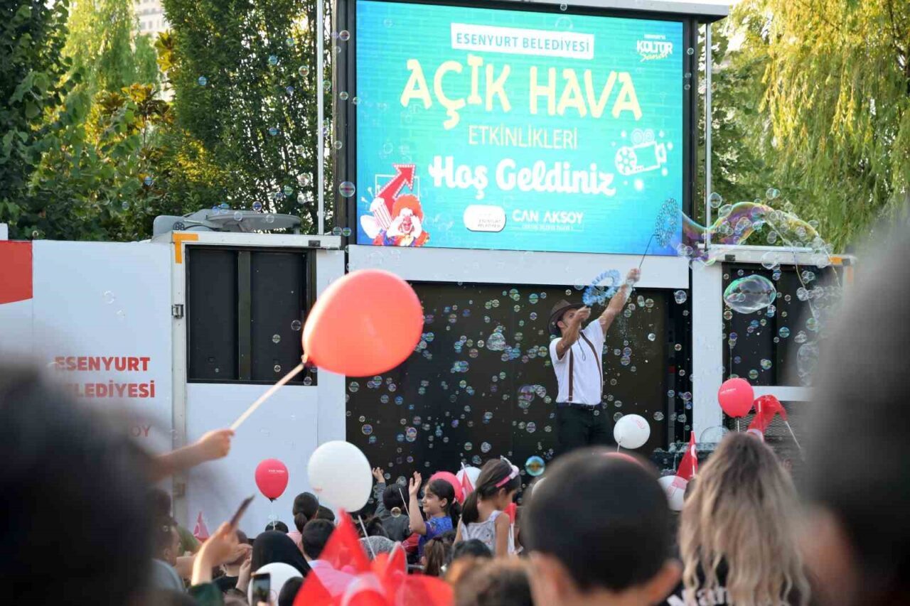Esenyurt Belediyesi’nin düzenlediği açık hava etkinlikleri, animasyon gösterilerinden müzik dinletisine,