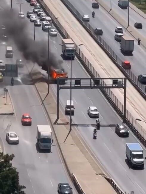 Esenyurt E-5’te, kamyonette çıkan yangın, korku dolu anlar yaşanmasına neden