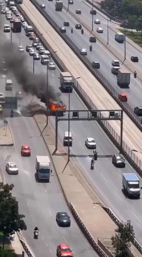 Esenyurt E-5’te, kamyonette çıkan yangın, korku dolu anlar yaşanmasına neden