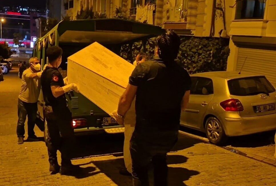 İstanbul’un Esenyurt ilçesinde yaşayan Azerbaycan uyruklu kadın evinde ölü bulundu.