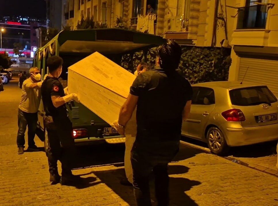 İstanbul’un Esenyurt ilçesinde yaşayan Azerbaycan uyruklu kadın evinde ölü bulundu.