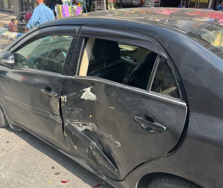 Esenyurt’ta bir sürücü, park ettiği vincin el frenini çekmeyi unuttu.