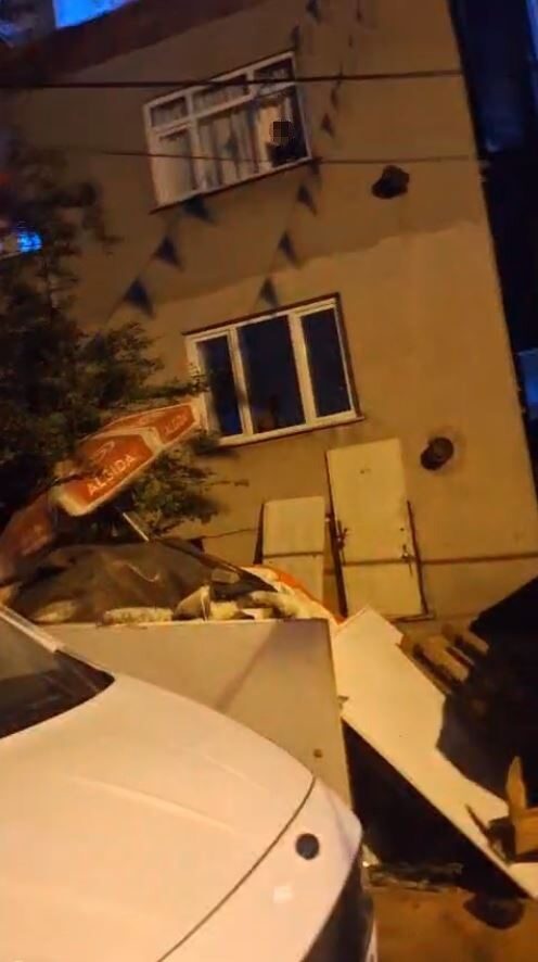 İstanbul’un Esenyurt ilçesinde, komşular arasında çıkan kavga sokağa taştı. Taraflar