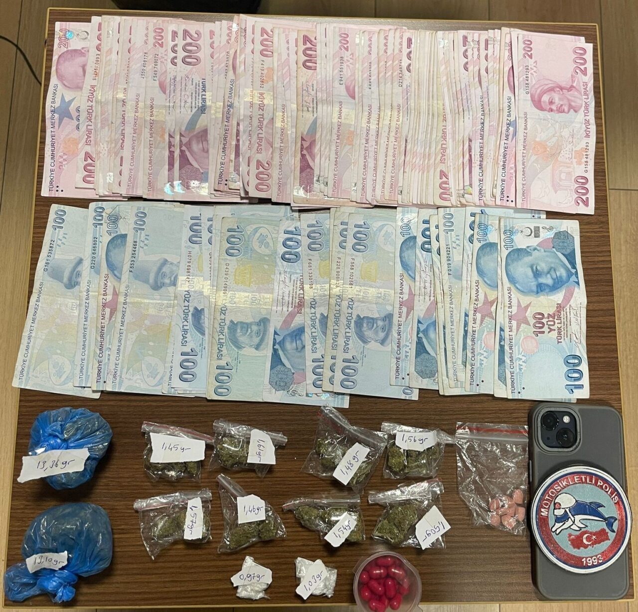 Esenyurt’ta şüphe üzerine durdurulan aracın torpido kısmına zulalanmış uyuşturucu ele