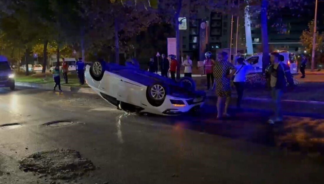 Esenyurt’ta seyir halindeki sürücüsünün direksiyon hakimiyetini kaybettiği otomobil takla attı.