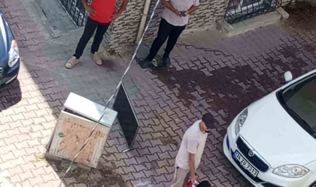 İstanbul Esenyurt’ta apartmandan televizyon çalan hırsız, sokakta oturan gencin dikkati