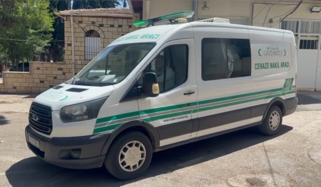 Gaziantep’in Nizip ilçesinde eşi tarafından 14 yerinden bıçaklanarak ağır yaralanan