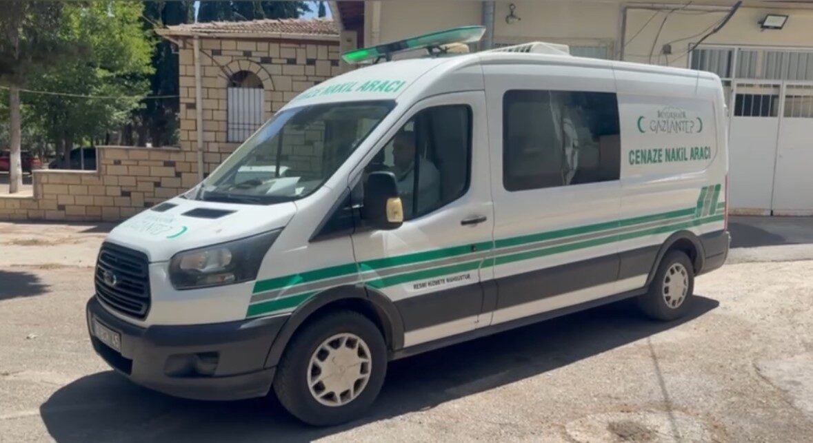 Gaziantep’in Nizip ilçesinde eşi tarafından 14 yerinden bıçaklanarak ağır yaralanan