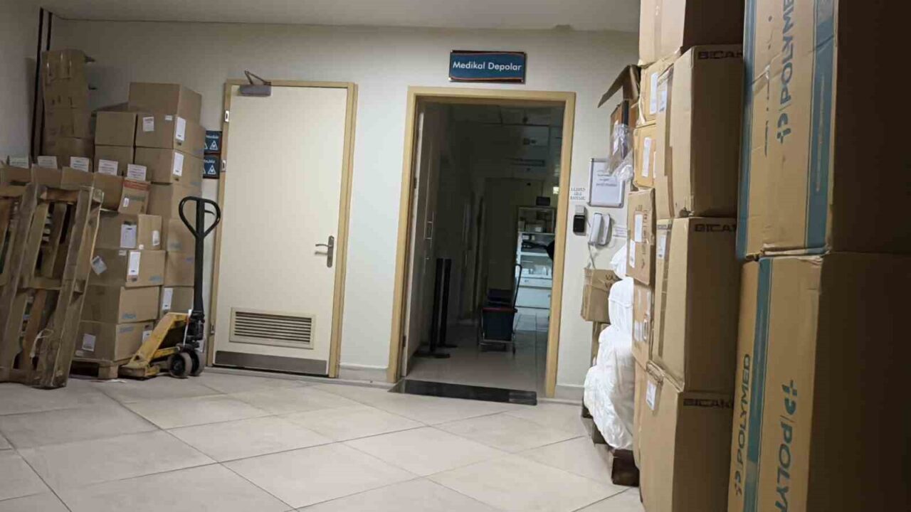 Sakarya’nın Adapazarı ilçesinde bir şahıs, boşanma aşamasında olduğu eşini çalıştığı