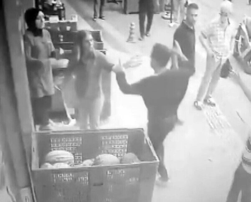 Yalova’da zincir bir markete çalışan eski kız arkadaşına işyerinde saldıran