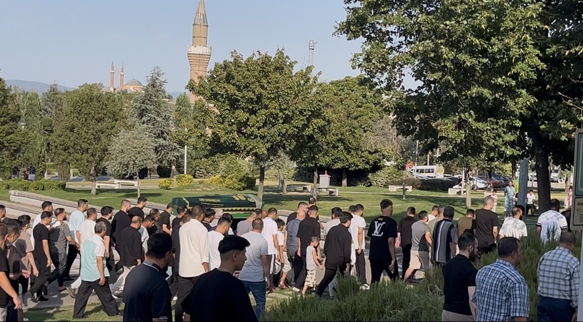 Bursa’da eşi tarafından bıçaklanarak öldürülen 3 çocuk annesi kadın, gözyaşları